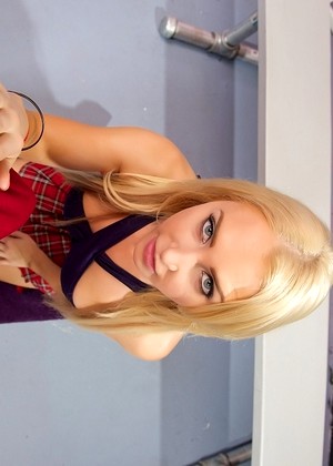 Spizoo Alix Lynx Naked Blonde Hd Mobile
