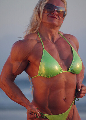Model Muscles Brigita Brezovac Over Beach Paysites Matures jpg 12