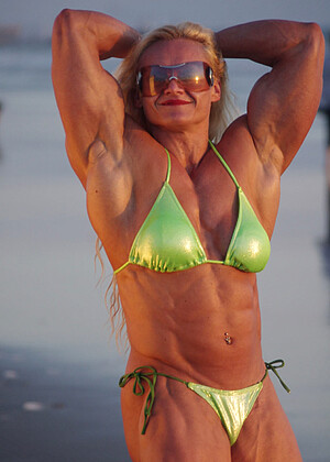Model Muscles Brigita Brezovac Over Beach Paysites Matures jpg 15