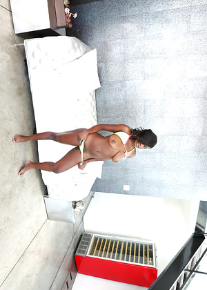 Round and Brown Tyera Brooks Naked Piercing Sexpicture jpg 10