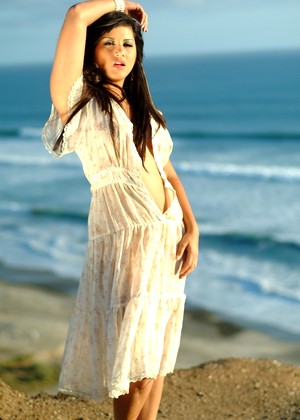 Sunny Leone Sunny Leone Pretty Beach Mobilephoto jpg 11