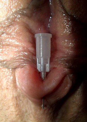 popular tag pichunter c Clitoris Needle Pain pornpics (1)