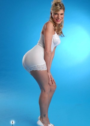 Angelina Torres Angelina Torres Buxom Fake Tits Photoshoot