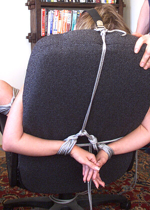 Hogtied Dusty Spring Bondage Foto Hotmemek