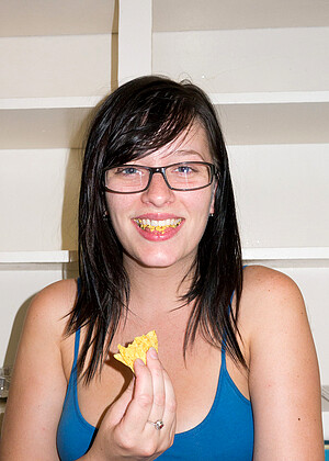 Zishy Hannah Kinney Wearing Glasses 3gptrans500 Video